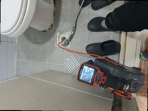 대전 서구 도마1동 하수구막힘 배수구 주변 상태와 물 빠짐을 확인하는 모습